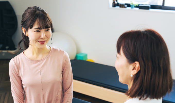 スマホで予約をしている女性