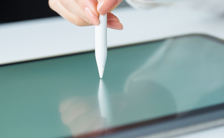 スマホで予約をしている女性