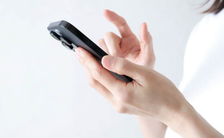 スマホで予約をしている女性